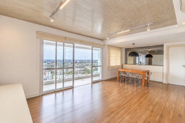 Apartamento semimobiliado de 126 m² à venda no Jardim Europa em Porto Alegre